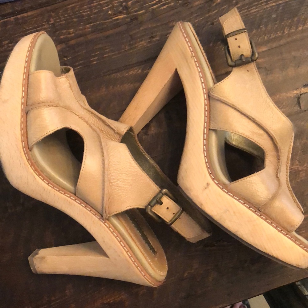 Banana Republic Size 9 tan leather heels